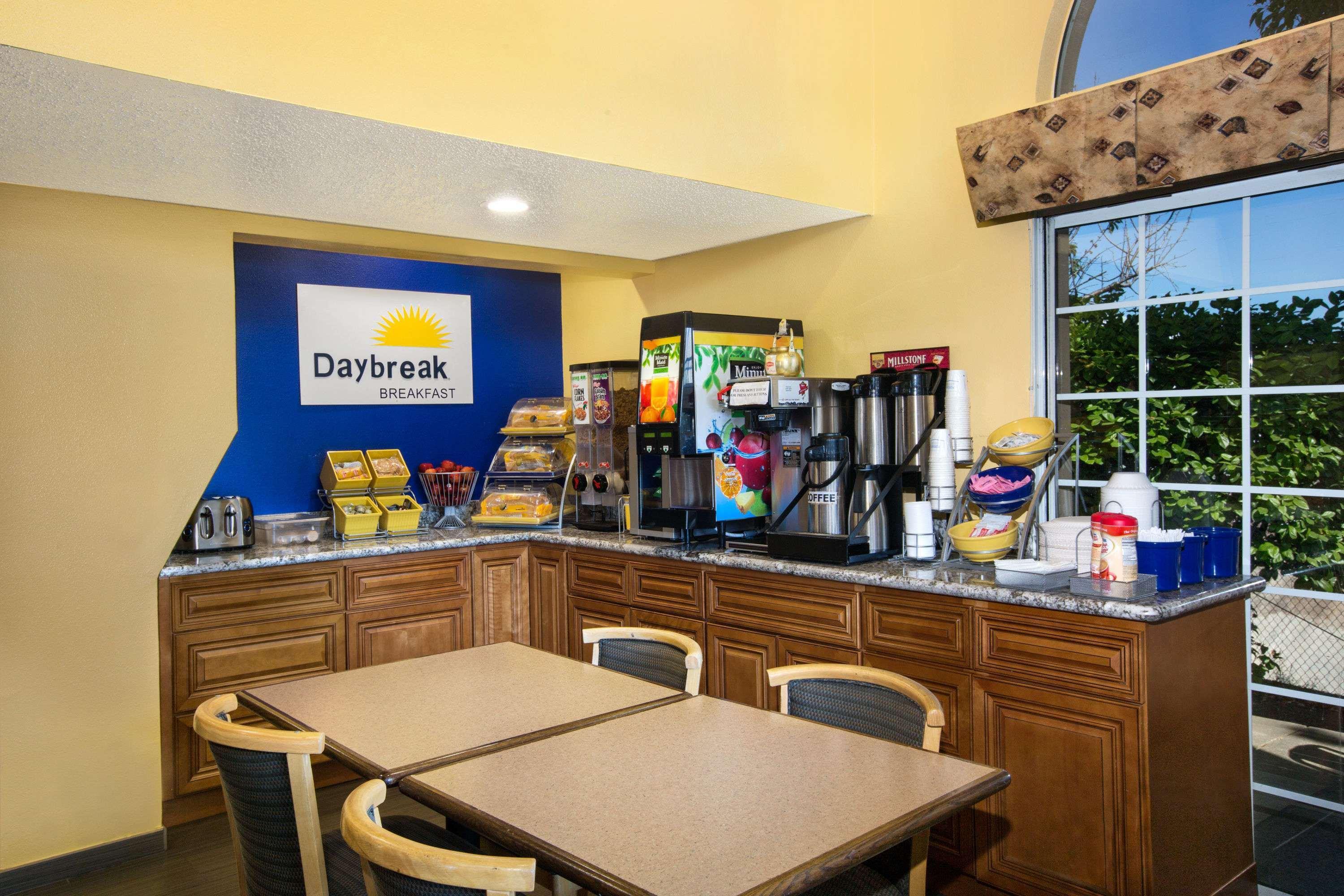 Days Inn By Wyndham פרימונט מראה חיצוני תמונה